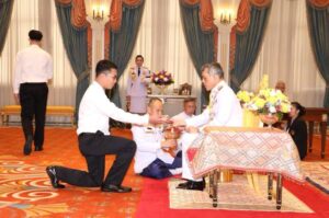 นักศึกษาวิศวะ ม.ศรีปทุม รับพระราชทานเหรียญเรียนดี จากพระเจ้าอยู่หัว