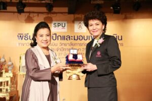 ติดปีกเดินหน้าล่าฝัน!! ม.ศรีปทุม ประดับปีกและมอบเข็ม เด็กธุรกิจการบิน สร้างความภาคภูมิใจในวิชาชีพและสถาบัน