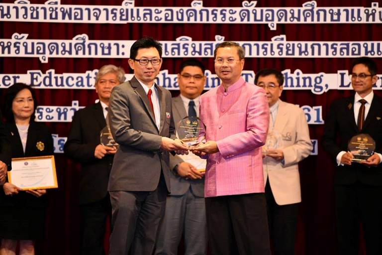 ม.ศรีปทุม รับโล่ประกาศเกียรติคุณ "สถาบันดีเด่นด้านสนับสนุนการพัฒนาวิชาชีพอาจารย์" งานประชุมวิชาการ ครั้งที่ 13 ประจำปี2561” จัดโดย สกอ.และควอท.
