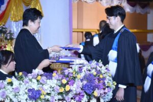 พระเจ้าวรวงศ์เธอ พระองค์เจ้าโสมสวลี พระวรราชาทินัดดามาตุ เสด็จไปในการประทานปริญญาบัตรแก่ผู้สำเร็จการศึกษาระดับบัณฑิตศึกษามหาวิทยาลัยศรีปทุม