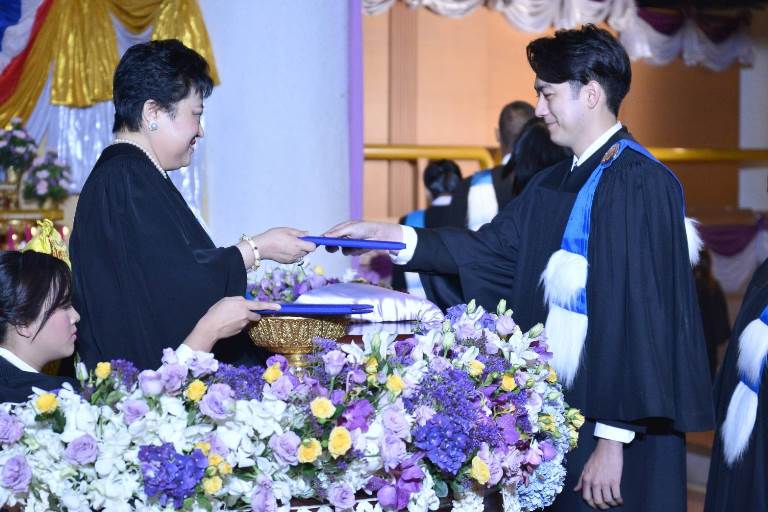 พระเจ้าวรวงศ์เธอ พระองค์เจ้าโสมสวลี พระวรราชาทินัดดามาตุ เสด็จไปในการประทานปริญญาบัตรแก่ผู้สำเร็จการศึกษาระดับบัณฑิตศึกษามหาวิทยาลัยศรีปทุม