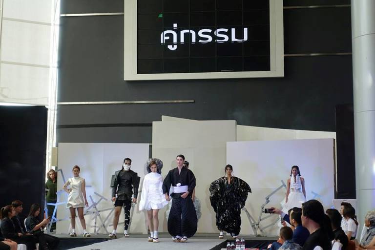 โชว์กี๋นสุดเก๋!! แฟชั่นโชว์ The Innovate Life Gallery ผลงาน นศ.นิเทศฯ ม.ศรีปทุม