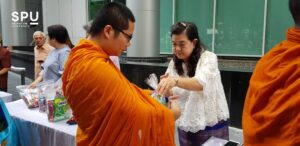 ม.ศรีปทุมและพุทธศาสนิกชน ร่วมทำบุญตักบาตร เนื่องในวันสำคัญทางพระพุทธศาสนา"วันวิสาขบูชา" 2561