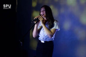 ได้เวลาโชว์..! เฟรชชี่ นิเทศฯ ม.ศรีปทุม จัดคอนเสิร์ตเต็มรูปแบบ สอบร้องเพลง