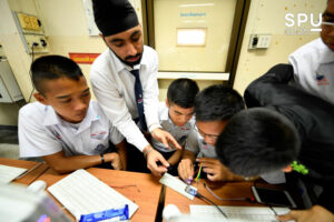 พี่สอนน้อง! เด็กไอที ม.ศรีปทุม อาสาสอนน้อง ร.ร.อรุณประดิษฐ์ เรียนรู้ IOT