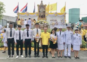 ม.ศรีปทุม ร่วมวางพานพุ่ม ถวายราชสักการะหน้าพระบรมฉายาลักษณ์ รัชกาลที่ 10