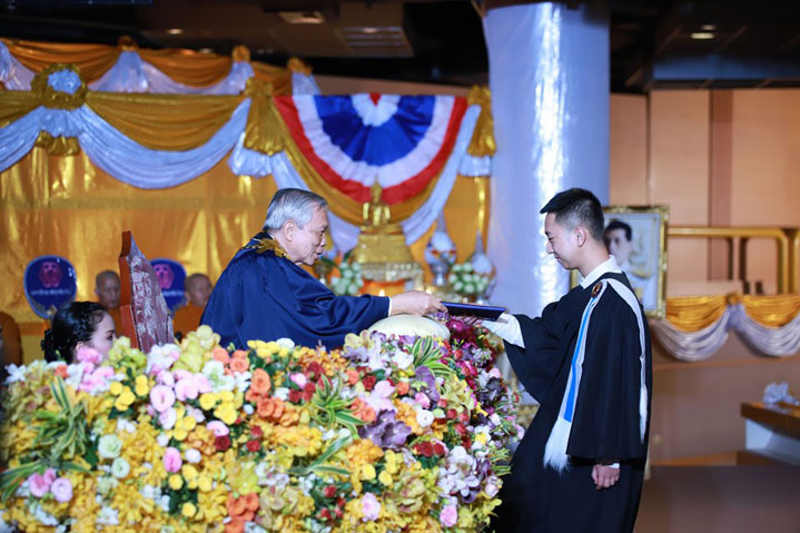 ม.ศรีปทุม จัดพิธีประสาทปริญญา ประจำปี 2560