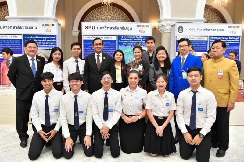 นายกฯ เยี่ยมชมบูธยุวชนสร้างชาติ ม.ศรีปทุม ขอบคุณคนรุ่นใหม่ใช้ความคิดสร้างสรรค์ขับเคลื่อนประเทศ