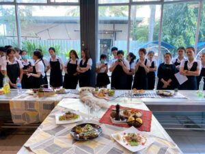 เด็กการจัดการโรงแรม ม.ศรีปทุม เข้าครัวเรียนรู้ โชว์ความคิดสร้างสรรค์ในการทำอาหาร จากการปฎิบัติจริง