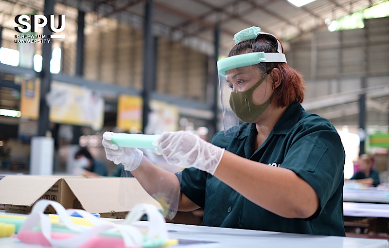 SPU จัดทำหน้ากาก Face Shield เตรียมมอบให้ชุมชน-หน่วยงานขาดแคลน จำนวน 5000 ชิ้น
