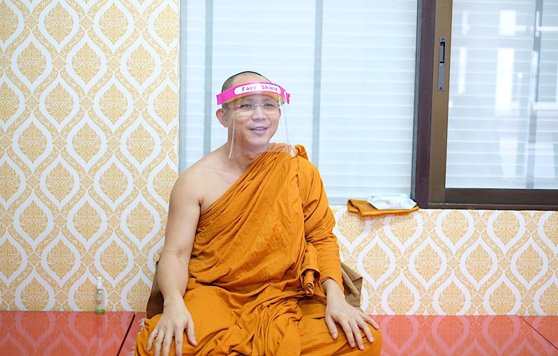 เรื่องราวดีๆที่อยากส่งต่อ มหาวิทยาลัยศรีปทุม ถวายหน้ากากอนามัย Face Shield แก่พระภิกษุสงฆ์