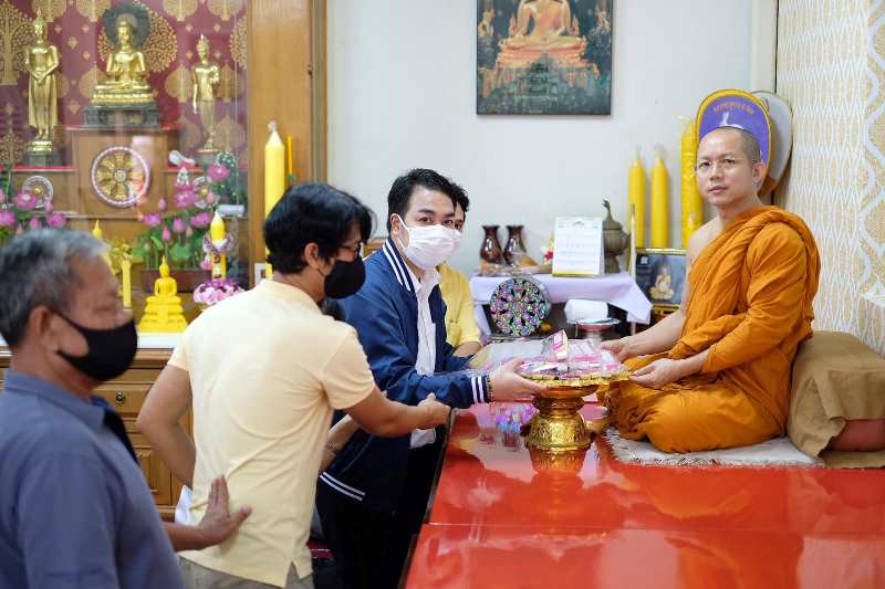 “ศรีปทุม” ถวายหน้ากาก Face Shield แด่พระภิกษุสงฆ์