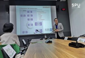 บริการวิชาการสู่สังคม! คณบดีคณะวิศวะฯ ม.ศรีปทุม ถ่ายทอดความรู้ด้านการจัดการพลังงาน พนักงาน ธ.ก.ส.