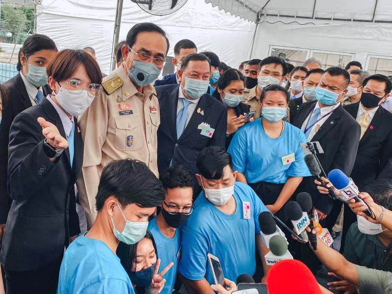 นศ.บัญชี SPU ทูตกิจกรรมเยาวชน”62 มอบของที่ระลึก นายกรัฐมนตรี พิธีวางศิลาฤกษ์โครงการฟื้นฟูเมืองชุมชนดินแดง ระยะที่ 2