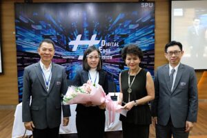 อธิการบดี ร่วมแสดงความยินดีกับ ดร.จิราภรณ์ สำเร็จการศึกษาปริญญาเอก หลักสูตร Doctor of Philosophy สาขาวิชา Management Studies ที่ LIVERPOOL JOHN MOORE