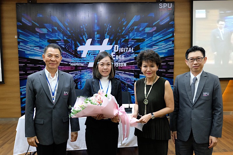 อธิการบดี ร่วมแสดงความยินดีกับ ดร.จิราภรณ์ สำเร็จการศึกษาปริญญาเอก หลักสูตร Doctor of Philosophy สาขาวิชา Management Studies ที่ LIVERPOOL JOHN MOORE
