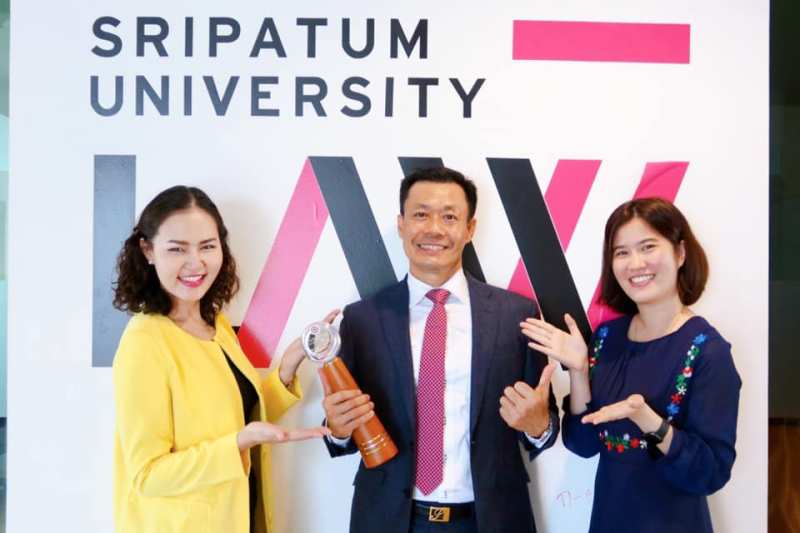 ร่วมยินดี! ผู้บริหารนิติศาสตร์ ม.ศรีปทุม รับมอบโล่รางวัล ‘นราธิปพงศ์ประพันธ์’