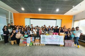 “ว.บัณฑิตศึกษาฯ – MM.17 ม.ศรีปทุม” ส่งมอบธารน้ำใจช่วยเหลือผู้ประสบภัยน้ำท่วมสวรรคโลก