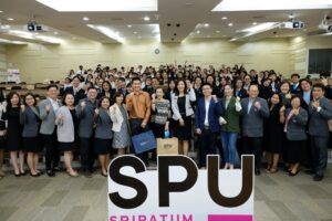 คณะบริหาร รับมอบทุนจากศิษย์เก่า พร้อมมอบโล่เกียรติบัตรและเข็มเชิดชูเกียรติแก่นักศึกษา SBS IDOL