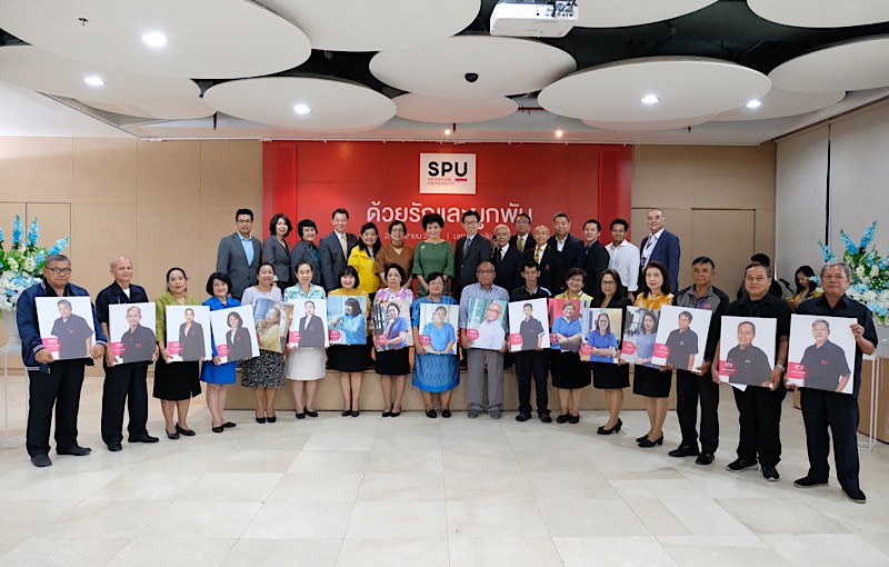 (28 กันยายน 2563) มหาวิทยาลัยศรีปทุม นำโดย ดร.รัชนีพร พุคยาภรณ์ พุกกะมาน อธิการบดี และคณะผู้บริหาร SPU จัดงานเลี้ยงอำลาบุคลากรที่เกษียณอายุ และ Early Retire ภายใต้ชื่องาน “ด้วยรักและผูกพัน” เพื่อเป็นเกียรติประวัติสู่วันเวลาแห่งความภาคภูมิ ในการทำงานและแสดงความขอบคุณ ที่บุคลากรเหล่านี้ได้อุทิศกายและใจปฏิบัติงาน สร้างคุณประโยชน์ให้แก่มหาวิทยาลัยศรีปทุมมาเป็นเวลานาน พร้อมมอบของที่ระลึกแก่บุคลากรที่เกษียณอายุ และ Early Retire ณ ห้องคอนเวชั่น ชั้น 4 อาคาร 11