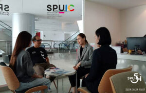 ดร.โสภิต ภาโนมัย รองอธิการบดี ม.ศรีปทุม ต้อนรับ "เสนาเพชร" คุณพุฒิพงศ์ พรหมสาขา ณ สกลนคร นักแสดงและผู้กำกับภาพยนตร์ เยี่ยมชมการจัดการเรียนการสอน SPUIC