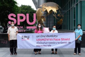 “ศรีปทุม ห่วงใย” มอบหน้ากาก Face Shield แก่ชุมชน ป้องกัน COVID-19
