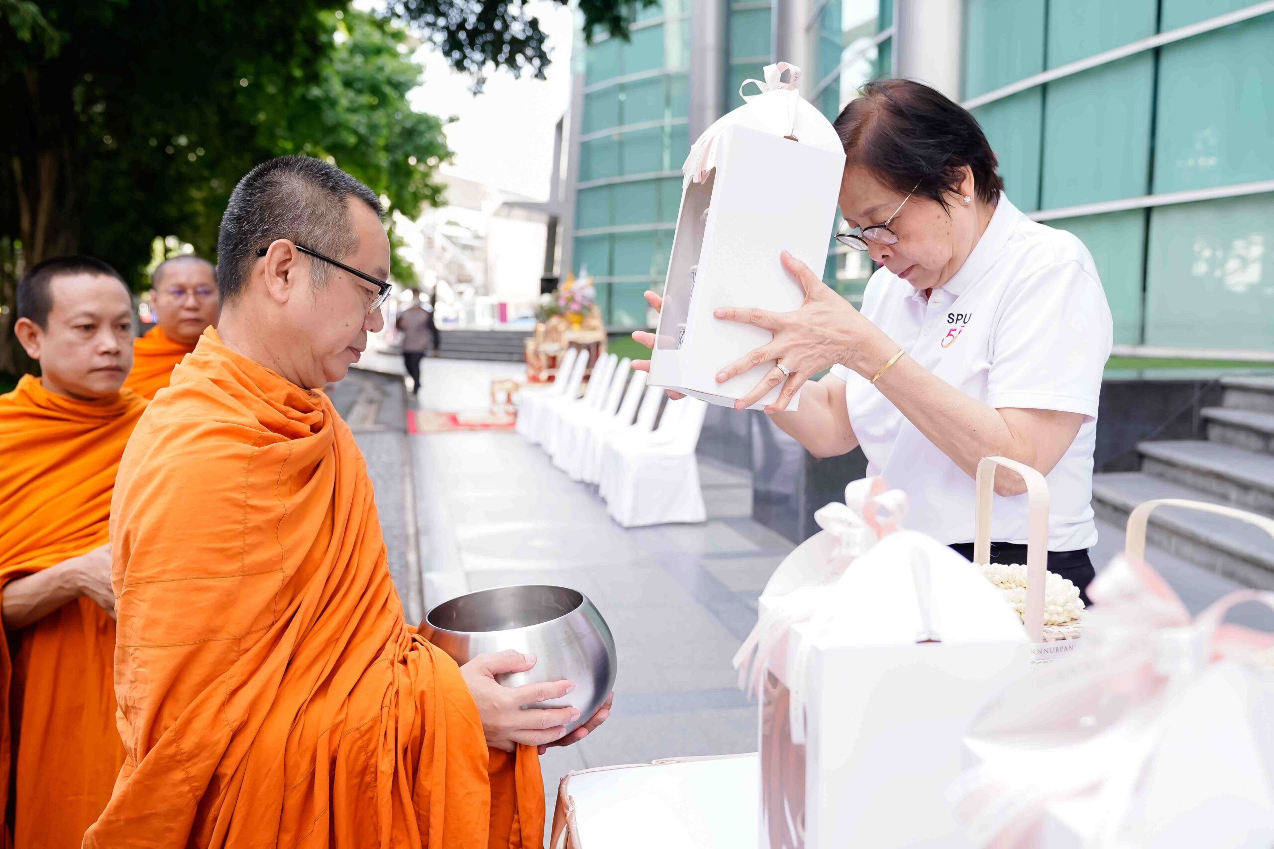 ม.ศรีปทุมจัดพิธีทำบุญตักบาตรวันวิสาขบูชา สืบสานพระพุทธศาสนา เสริมสิริมงคลแก่คณาจารย์-นักศึกษา