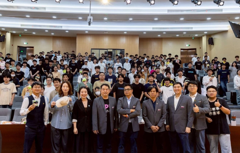 คณะดิจิทัลมีเดีย ม.ศรีปทุม นำทีมผู้บริหาร ร่วมบรรยายพิเศษ “อุตสาหกรรมสร้างสรรค์และดิจิทัลไทย” ณ Fuzhou Software Technology Vocational College ประเทศจีน