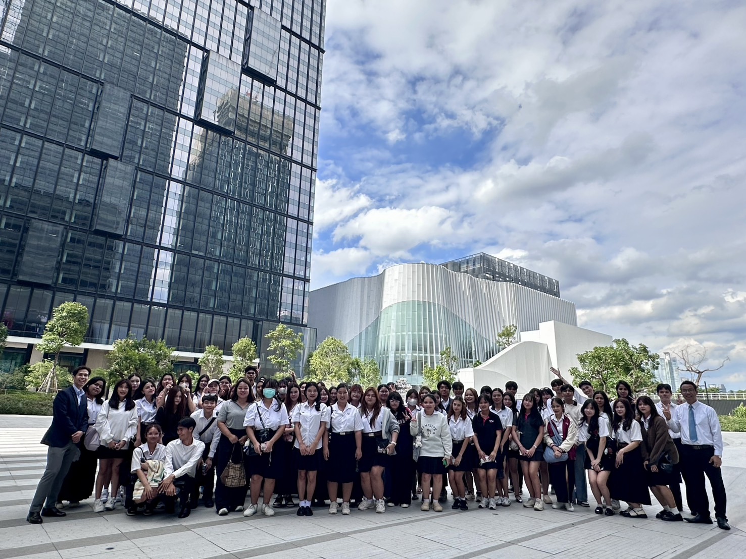 ศิลปศาสตร์ SPU พานักศึกษาภาษาอังกฤษสื่อสารธุรกิจ ศึกษาดูงาน One Bangkok เจาะลึกแนวคิด Smart City