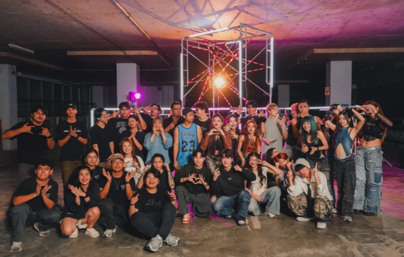 ทีม SIM AGENCY SPU โชว์ฝีมือสร้างสรรค์ผลงานให้รุ่นพี่ ‘กชเบล ศรัณย์รัชต์’ ในเวที Miss Grand International 2025