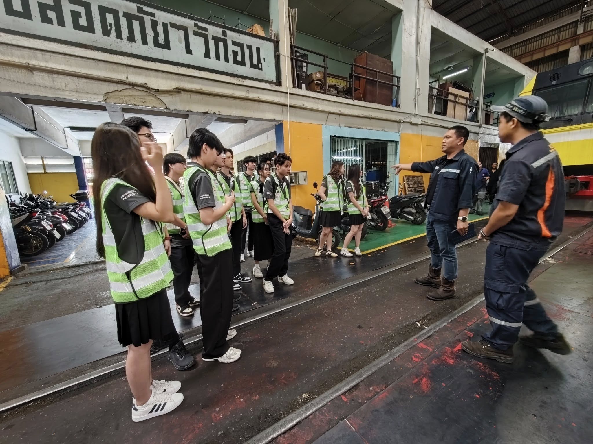 เรียนรู้กับของจริง! นักศึกษาวิศวกรรมระบบราง SPU ปี 1 เปิดโลกงานซ่อมบำรุงรถจักร ณ โรงงานมักกะสัน รฟท.