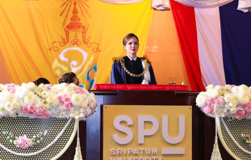 พลตรีหญิง คุณหญิงปภัสสร วัชรหทัยพัทธ์ เป็นผู้แทนพระองค์ ไปมอบปริญญาบัตรแก่ผู้สำเร็จการศึกษาจาก ม.ศรีปทุม ประจำปีการศึกษา 2567