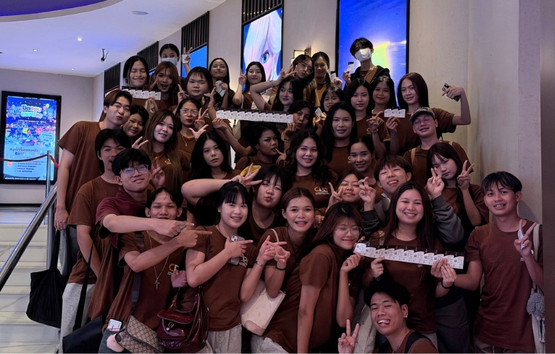 เหมาโรงภาพยนตร์! สาขาสื่อสารการแสดง SPU พานักศึกษากว่า 600 คน ยกคลาสเรียนสู่โรงหนังชม “กล่องผี สุ่มวิญญาณ” เสริมทักษะการแสดงครบมิติ