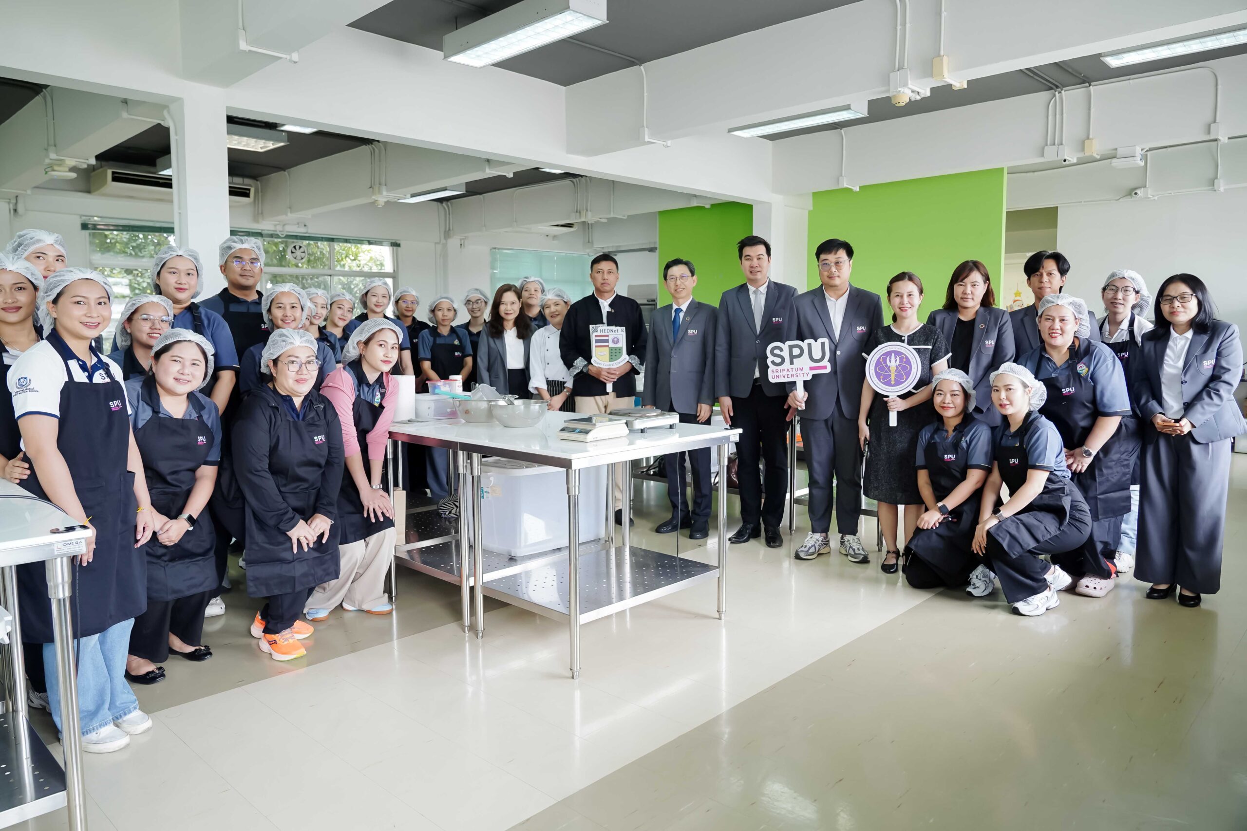 มหาวิทยาลัยศรีปทุม ยกระดับ Bakery Studio สู่ห้องเรียนเศรษฐกิจฐานราก เปิด Workshop “เค้กส้ม” ส่งต่อทักษะอาชีพให้ครูโรงเรียนบางบัว