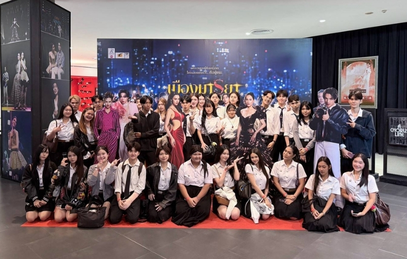 เปิดหลังม่านละครเวที! คณะนิเทศศาสตร์ SPU พานักศึกษาสื่อสารการแสดง กว่า 200 คน เรียนรู้เบื้องหลังการสร้างกับ “คุณบอย – ถกลเกียรติ” และทีมนักแสดงมืออาชีพ