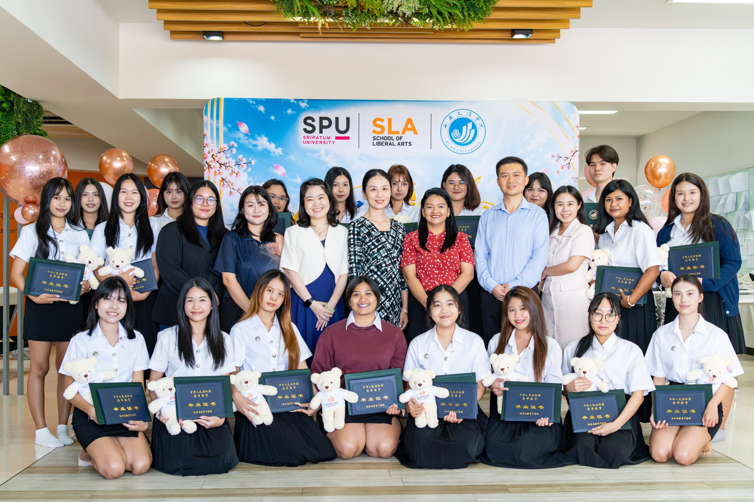 ศิลปศาสตร์ SPU ฉลองความสำเร็จ 29 ผู้สำเร็จการศึกษาจีนสื่อสารธุรกิจ 2+2 SPU X Xi’an University เชื่อมประสบการณ์เรียนไทย–จีน สู่ก้าวใหม่หลังสำเร็จการศึกษา