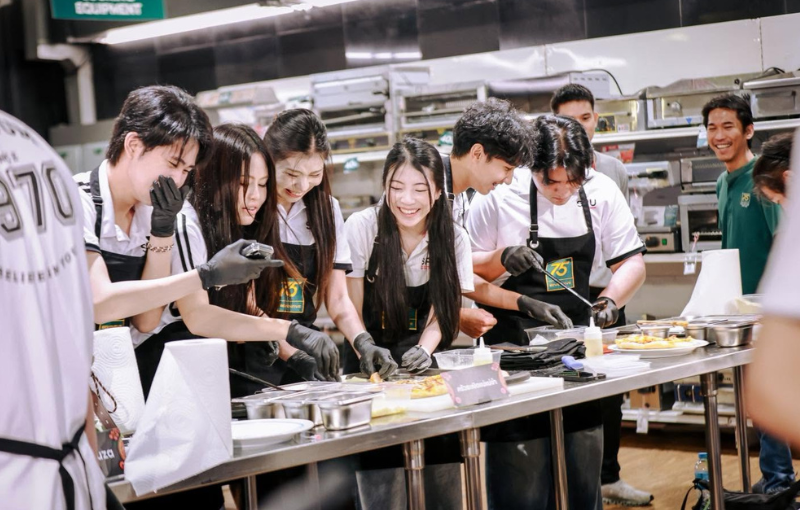 คณะการสร้างเจ้าของธุรกิจ SPU พานักศึกษาบุกครัวมืออาชีพ SEVENFIVE! ลงมือทำพิซซ่าจริง เจาะลึกเทคโนโลยีและการจัดการธุรกิจอาหาร สู่การเป็นผู้ประกอบการยุคใหม่