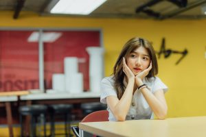 Read more about the article ถ่ายรูปอะเผลอ… แต่เวลามองเธออะตั้งใจ 🥰