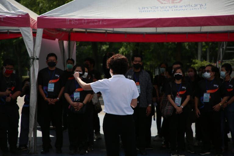 ศูนย์ฉีดวัคซีน มหาวิทยาลัยศรีปทุม ตั้งอยู่ที่ วิทยาลัยไทยบริหารธุรกิจ ฝั่งตรงข้าม ราบ 11 รอ. ห่างจาก BTS สถานี กรมทหารราบที่ 11 ประมาณ 500 เมตร ใช้ทางออกที่ 1 - 2