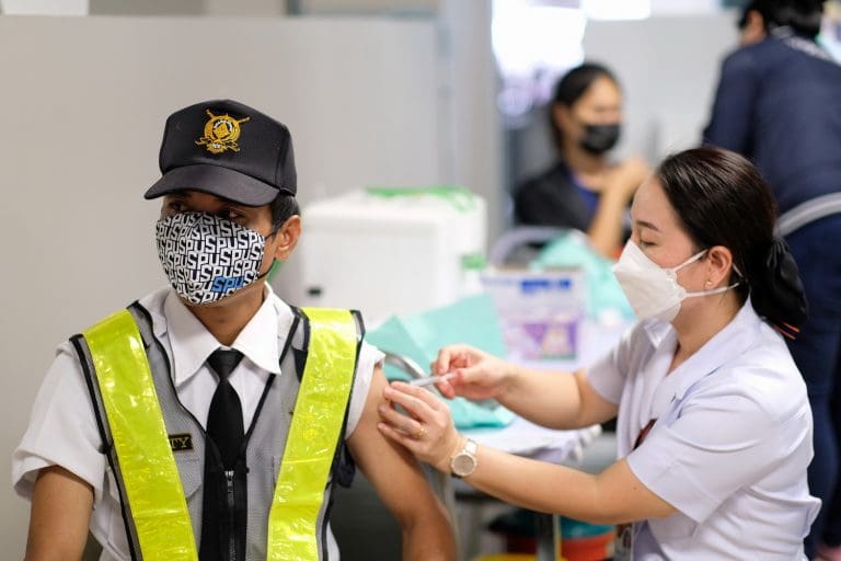 ศูนย์ฉีดวัคซีน มหาวิทยาลัยศรีปทุม ตั้งอยู่ที่ วิทยาลัยไทยบริหารธุรกิจ ฝั่งตรงข้าม ราบ 11 รอ. ห่างจาก BTS สถานี กรมทหารราบที่ 11 ประมาณ 500 เมตร ใช้ทางออกที่ 1 - 2