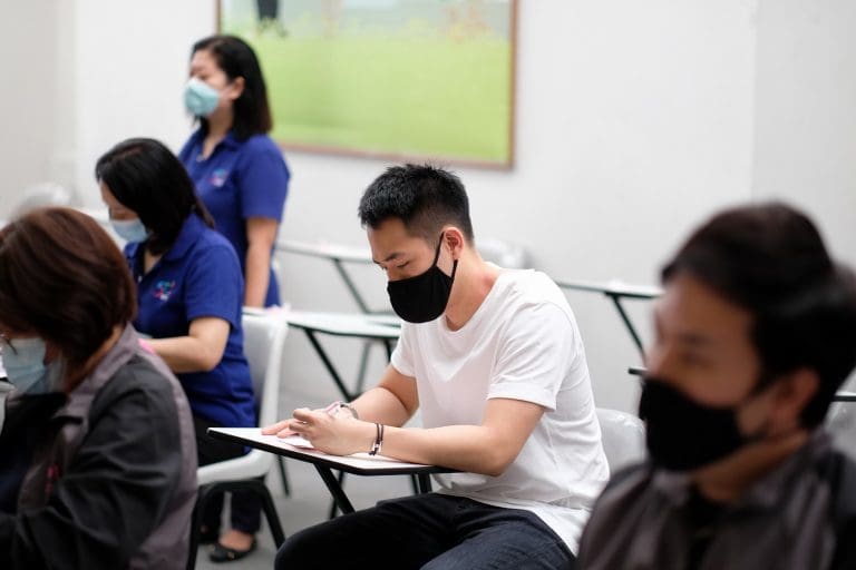 ศูนย์ฉีดวัคซีน มหาวิทยาลัยศรีปทุม ตั้งอยู่ที่ วิทยาลัยไทยบริหารธุรกิจ ฝั่งตรงข้าม ราบ 11 รอ. ห่างจาก BTS สถานี กรมทหารราบที่ 11 ประมาณ 500 เมตร ใช้ทางออกที่ 1 - 2