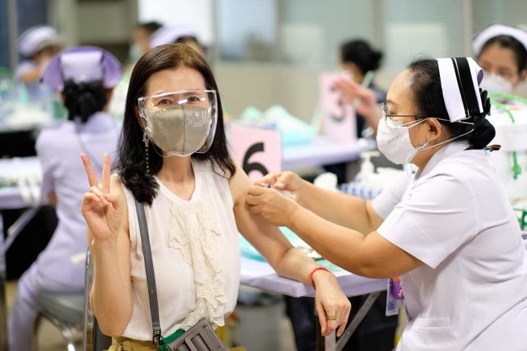 ศูนย์ฉีดวัคซีน มหาวิทยาลัยศรีปทุม ตั้งอยู่ที่ วิทยาลัยไทยบริหารธุรกิจ ฝั่งตรงข้าม ราบ 11 รอ. ห่างจาก BTS สถานี กรมทหารราบที่ 11 ประมาณ 500 เมตร ใช้ทางออกที่ 1 - 2