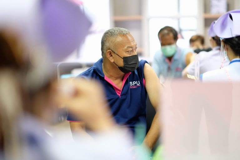 ศูนย์ฉีดวัคซีน มหาวิทยาลัยศรีปทุม ตั้งอยู่ที่ วิทยาลัยไทยบริหารธุรกิจ ฝั่งตรงข้าม ราบ 11 รอ. ห่างจาก BTS สถานี กรมทหารราบที่ 11 ประมาณ 500 เมตร ใช้ทางออกที่ 1 - 2