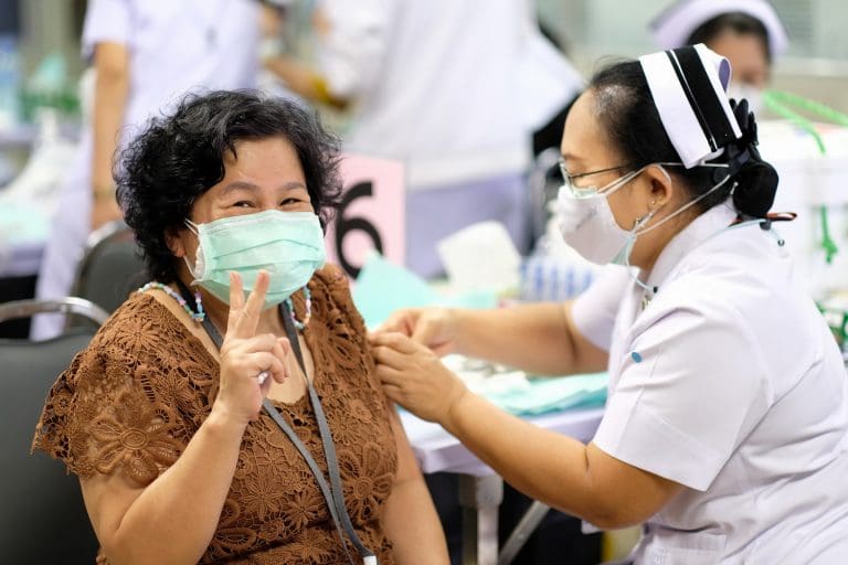 ศูนย์ฉีดวัคซีน มหาวิทยาลัยศรีปทุม ตั้งอยู่ที่ วิทยาลัยไทยบริหารธุรกิจ ฝั่งตรงข้าม ราบ 11 รอ. ห่างจาก BTS สถานี กรมทหารราบที่ 11 ประมาณ 500 เมตร ใช้ทางออกที่ 1 - 2