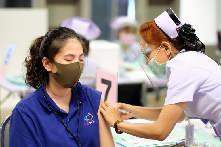 ศูนย์ฉีดวัคซีน มหาวิทยาลัยศรีปทุม ตั้งอยู่ที่ วิทยาลัยไทยบริหารธุรกิจ ฝั่งตรงข้าม ราบ 11 รอ. ห่างจาก BTS สถานี กรมทหารราบที่ 11 ประมาณ 500 เมตร ใช้ทางออกที่ 1 - 2