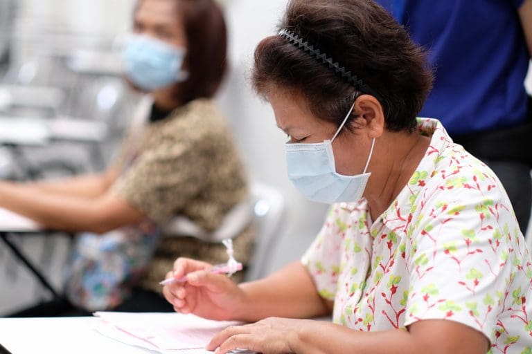 ศูนย์ฉีดวัคซีน มหาวิทยาลัยศรีปทุม ตั้งอยู่ที่ วิทยาลัยไทยบริหารธุรกิจ ฝั่งตรงข้าม ราบ 11 รอ. ห่างจาก BTS สถานี กรมทหารราบที่ 11 ประมาณ 500 เมตร ใช้ทางออกที่ 1 - 2