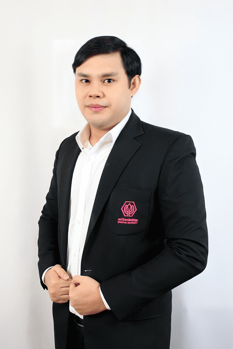 นายลิขิต ไทยเจริญ เจ้าหน้าที่งานกองทุนกู้ยืมเพื่อการศึกษา